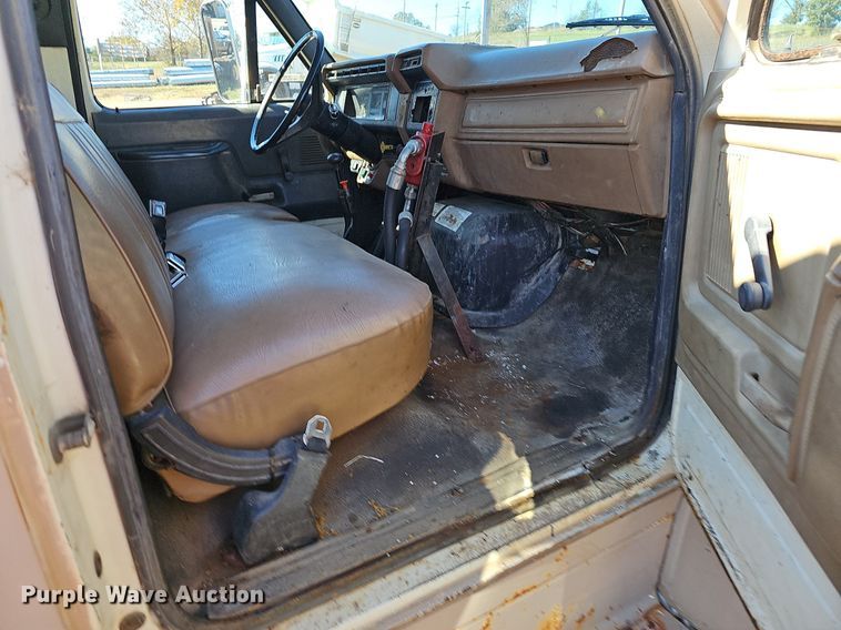 image for item NP9081 1987 Ford F700  manure spreader truck