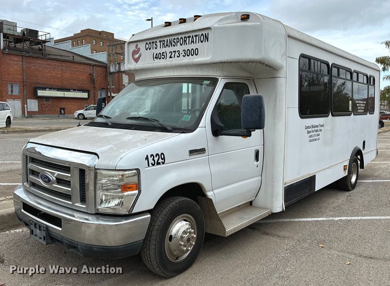 image for item NQ9484 2013 Ford E450  shuttle bus