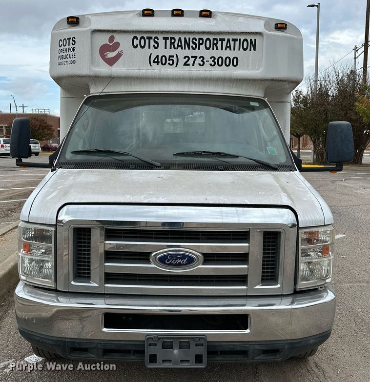 image for item NQ9484 2013 Ford E450  shuttle bus