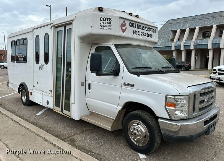 image for item NQ9484 2013 Ford E450  shuttle bus