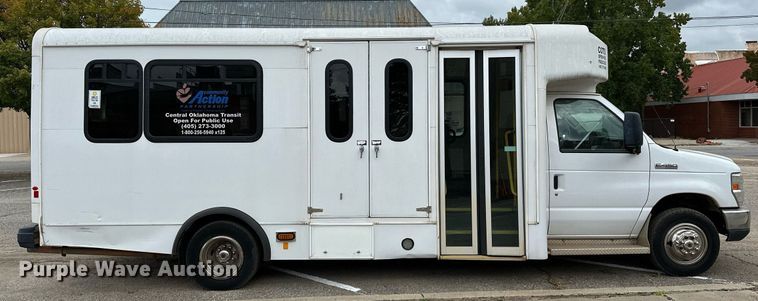 image for item NQ9484 2013 Ford E450  shuttle bus