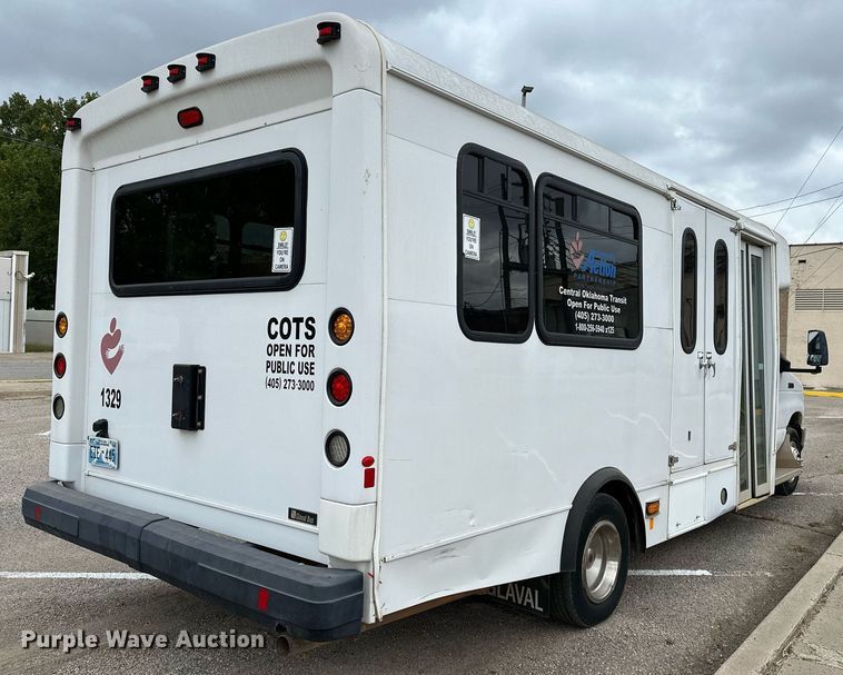 image for item NQ9484 2013 Ford E450  shuttle bus