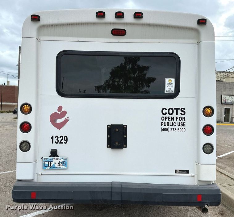 image for item NQ9484 2013 Ford E450  shuttle bus