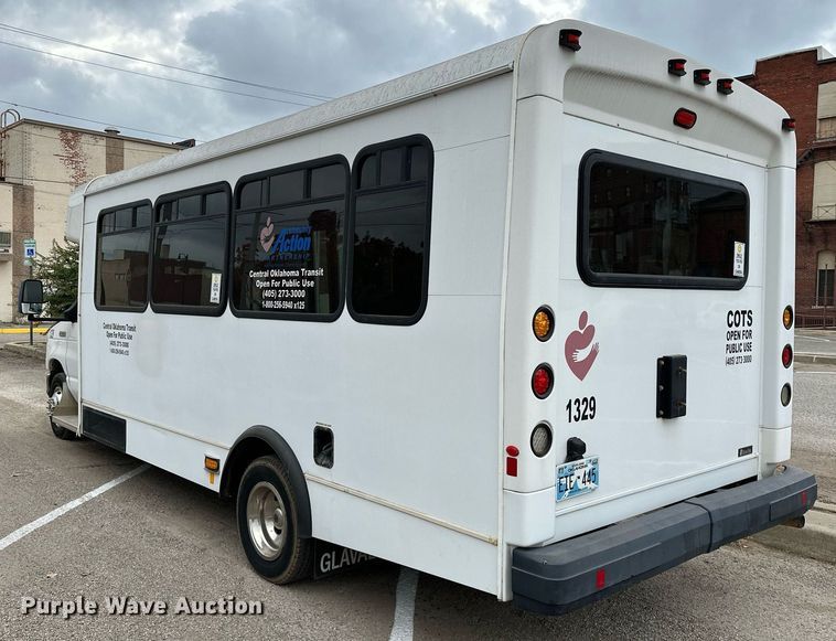 image for item NQ9484 2013 Ford E450  shuttle bus