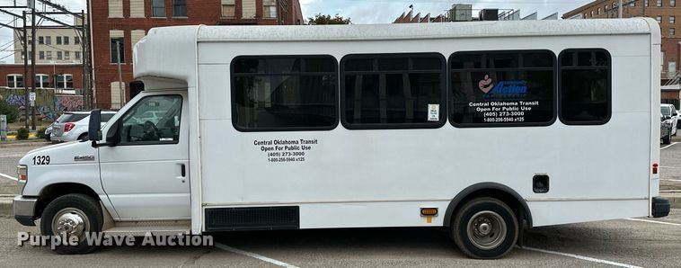 image for item NQ9484 2013 Ford E450  shuttle bus