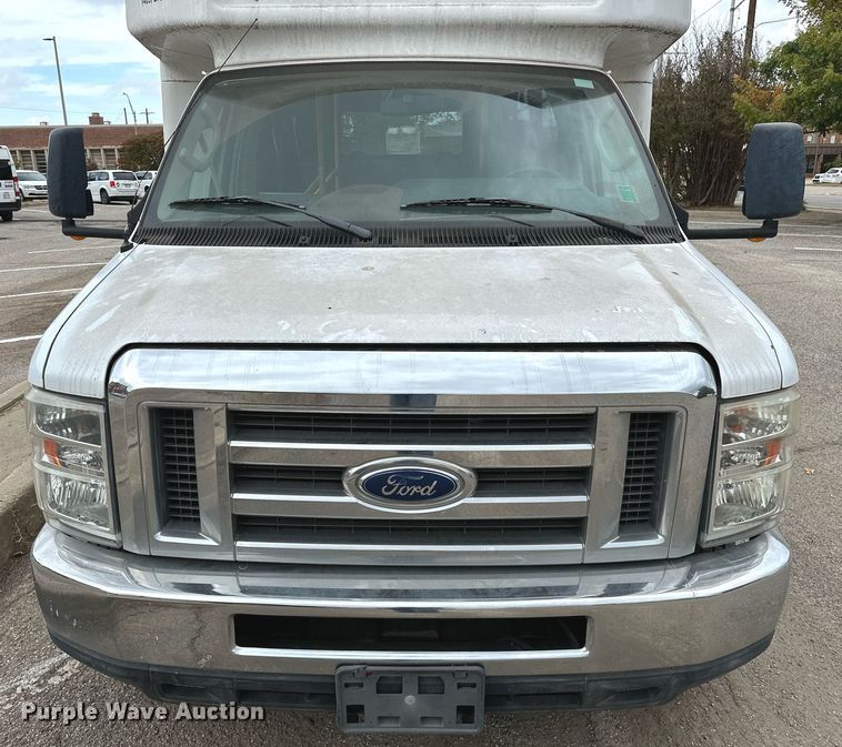 image for item NQ9484 2013 Ford E450  shuttle bus