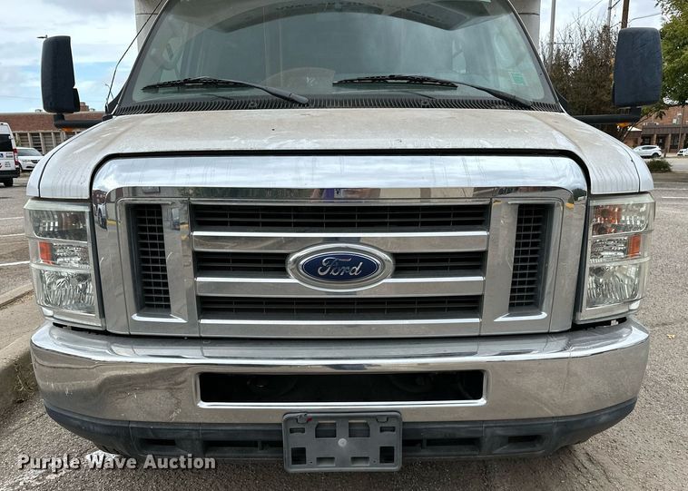 image for item NQ9484 2013 Ford E450  shuttle bus