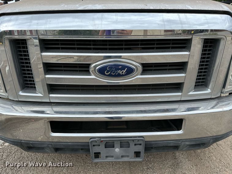 image for item NQ9484 2013 Ford E450  shuttle bus