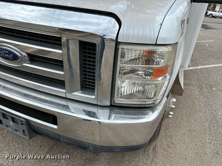 image for item NQ9484 2013 Ford E450  shuttle bus