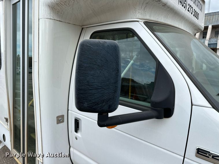 image for item NQ9484 2013 Ford E450  shuttle bus