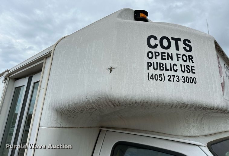 image for item NQ9484 2013 Ford E450  shuttle bus