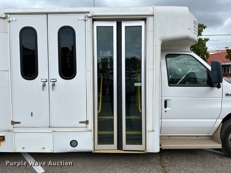 image for item NQ9484 2013 Ford E450  shuttle bus