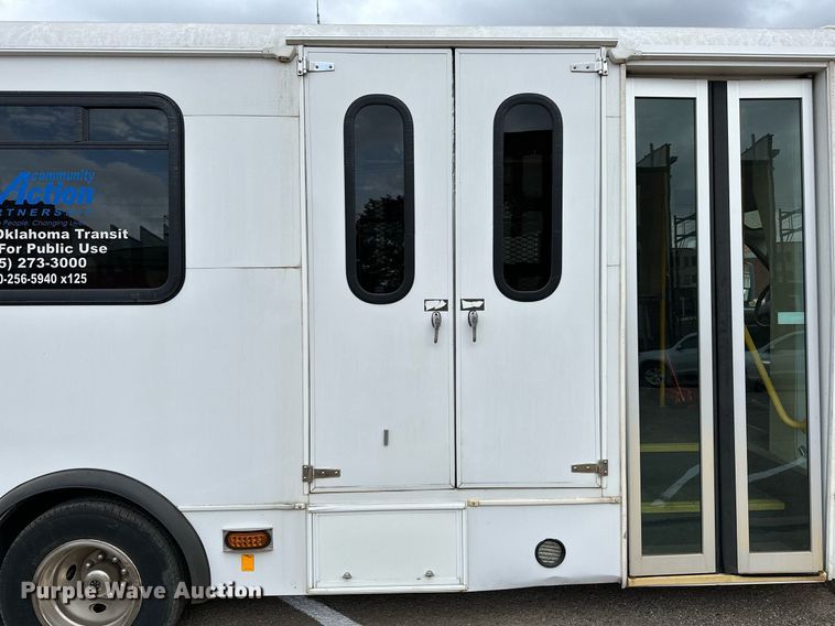 image for item NQ9484 2013 Ford E450  shuttle bus