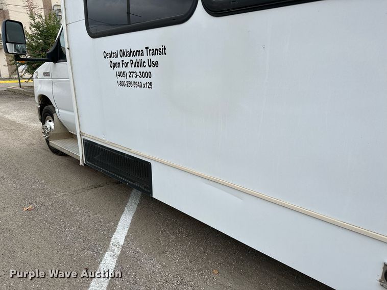 image for item NQ9484 2013 Ford E450  shuttle bus