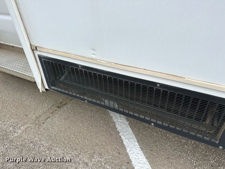 image for item NQ9484 2013 Ford E450  shuttle bus