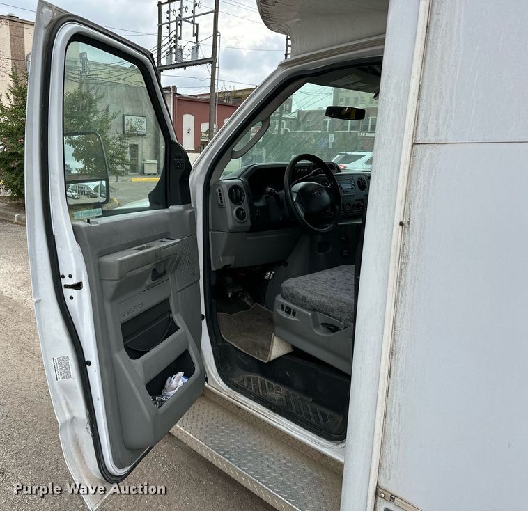 image for item NQ9484 2013 Ford E450  shuttle bus