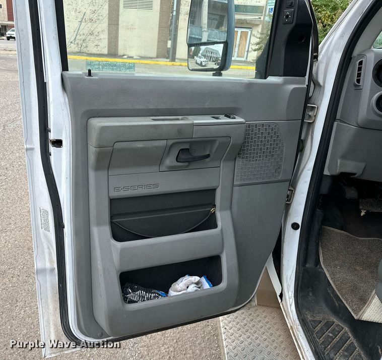 image for item NQ9484 2013 Ford E450  shuttle bus