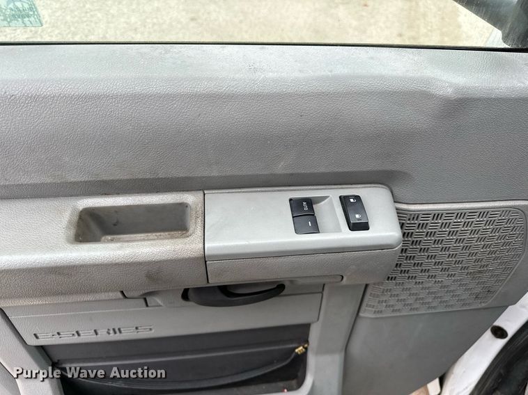 image for item NQ9484 2013 Ford E450  shuttle bus