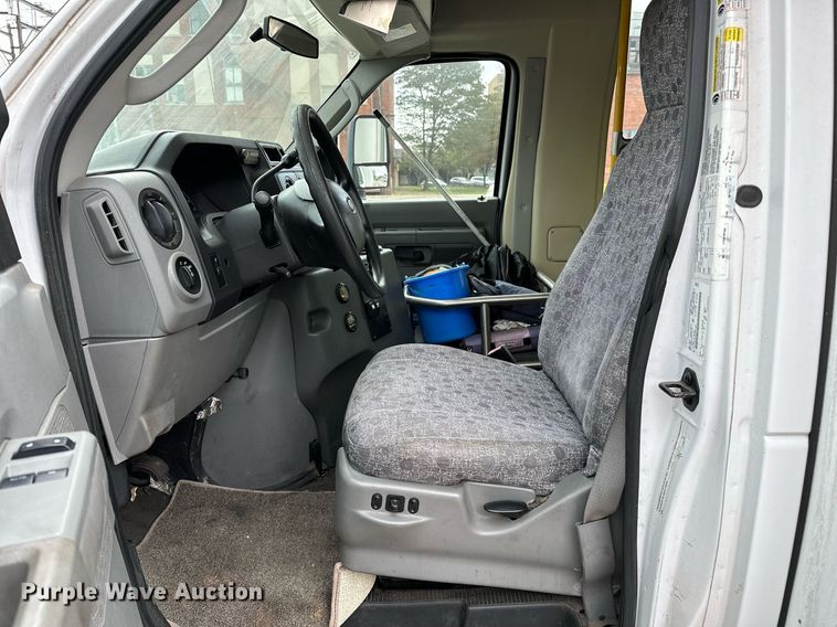 image for item NQ9484 2013 Ford E450  shuttle bus