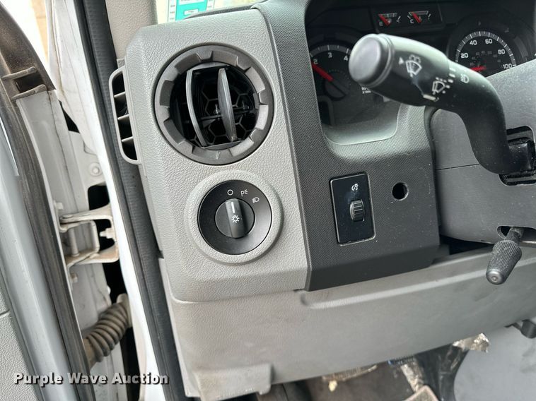 image for item NQ9484 2013 Ford E450  shuttle bus