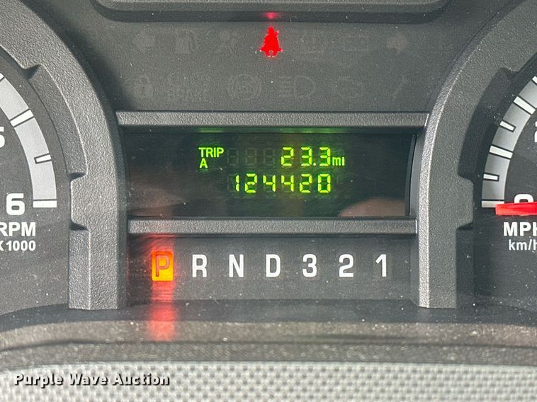 image for item NQ9484 2013 Ford E450  shuttle bus