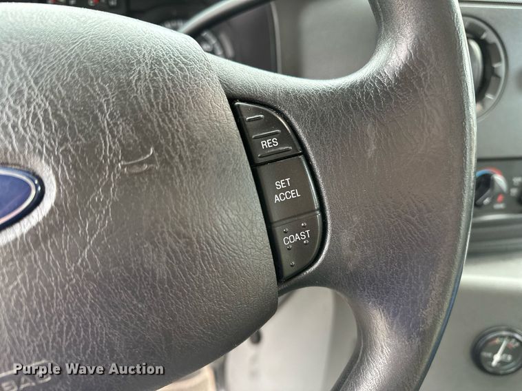 image for item NQ9484 2013 Ford E450  shuttle bus