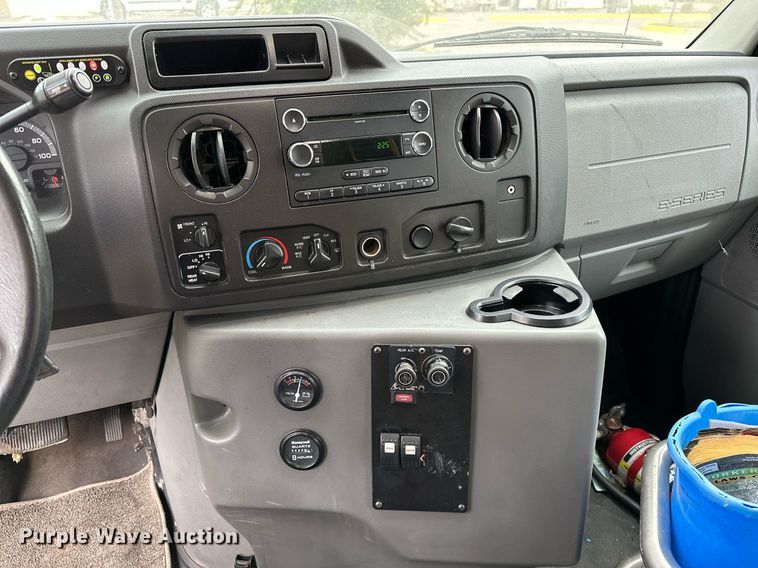 image for item NQ9484 2013 Ford E450  shuttle bus