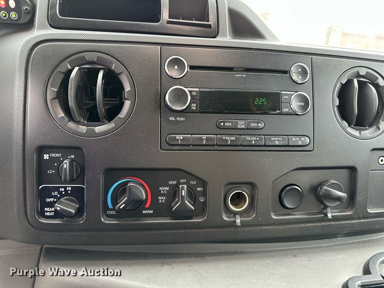 image for item NQ9484 2013 Ford E450  shuttle bus