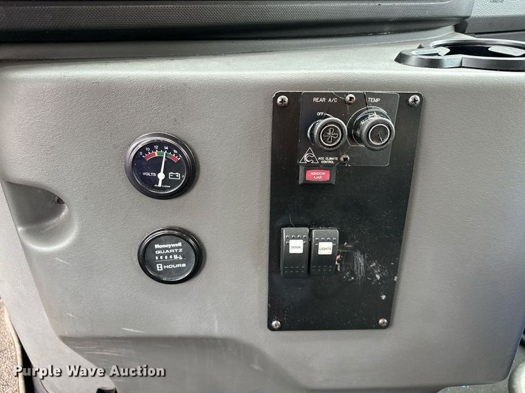 image for item NQ9484 2013 Ford E450  shuttle bus