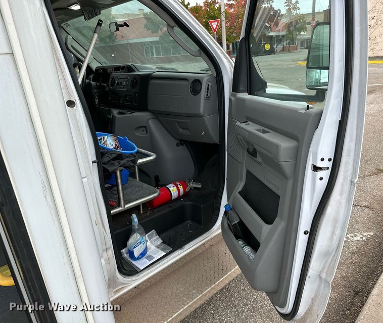 image for item NQ9484 2013 Ford E450  shuttle bus