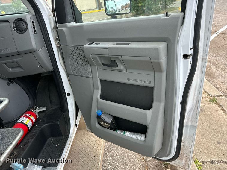 image for item NQ9484 2013 Ford E450  shuttle bus