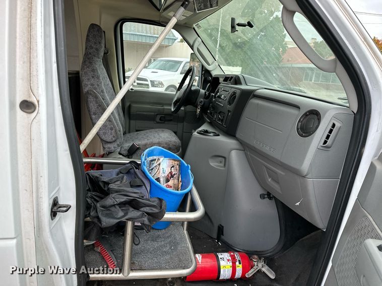 image for item NQ9484 2013 Ford E450  shuttle bus