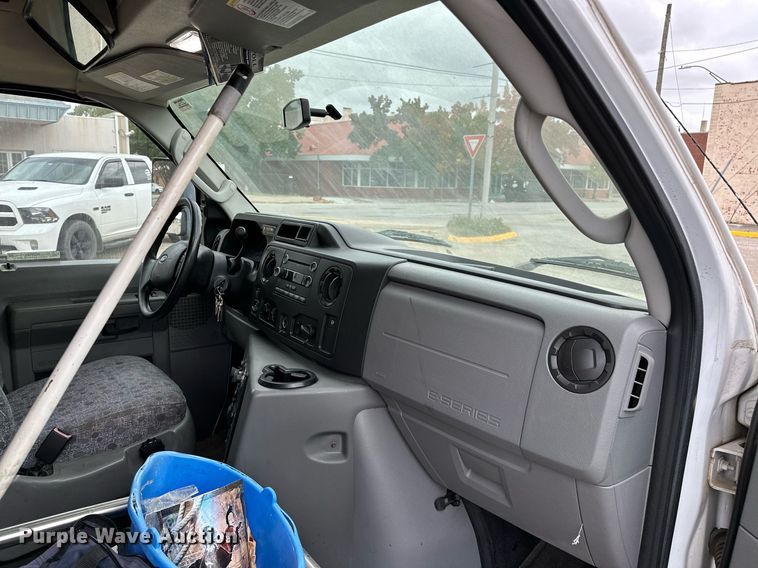 image for item NQ9484 2013 Ford E450  shuttle bus