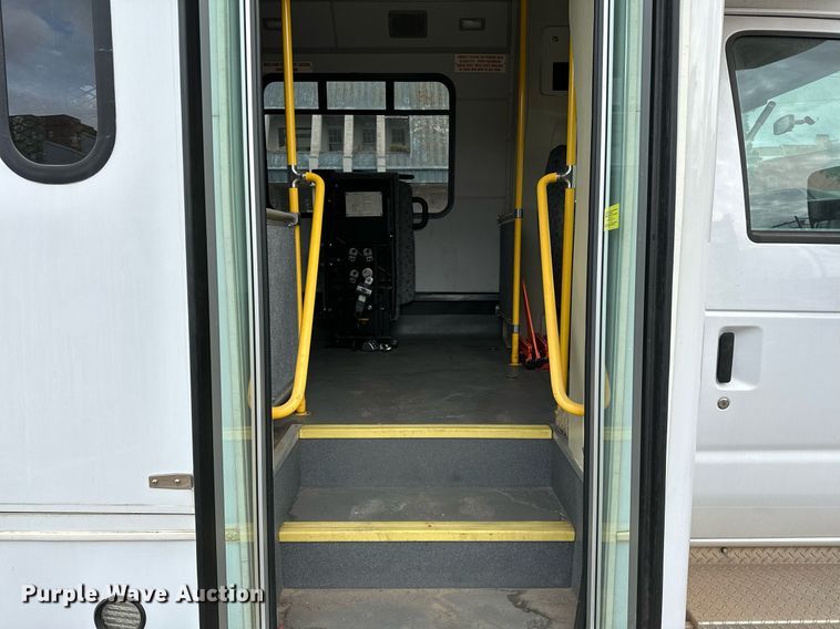 image for item NQ9484 2013 Ford E450  shuttle bus