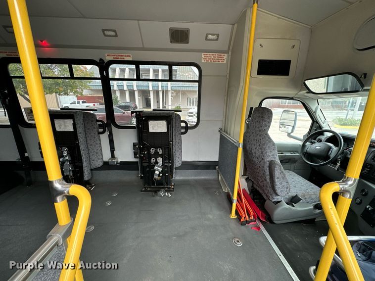 image for item NQ9484 2013 Ford E450  shuttle bus