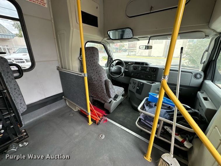 image for item NQ9484 2013 Ford E450  shuttle bus