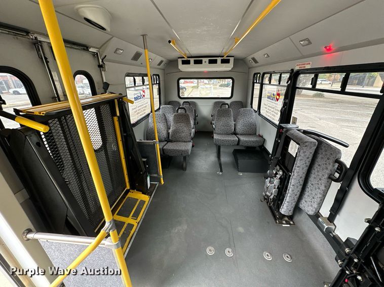 image for item NQ9484 2013 Ford E450  shuttle bus