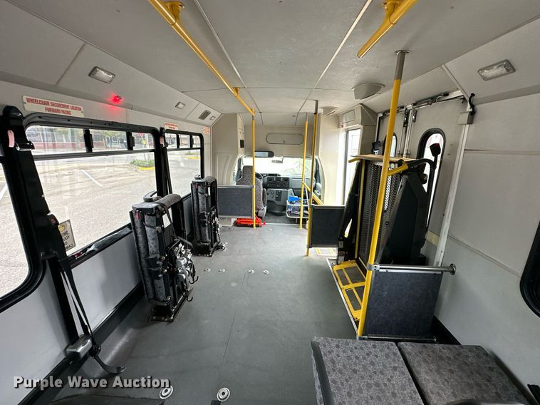 image for item NQ9484 2013 Ford E450  shuttle bus