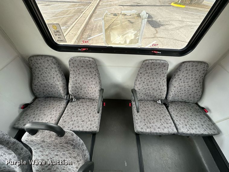 image for item NQ9484 2013 Ford E450  shuttle bus