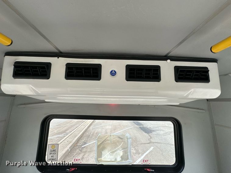 image for item NQ9484 2013 Ford E450  shuttle bus