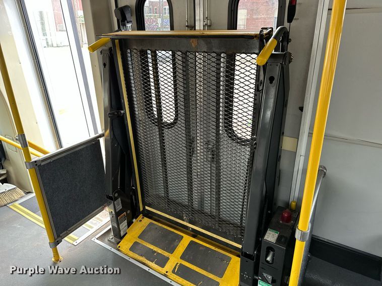 image for item NQ9484 2013 Ford E450  shuttle bus