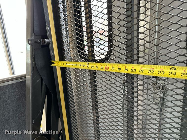 image for item NQ9484 2013 Ford E450  shuttle bus