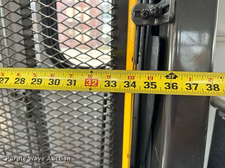 image for item NQ9484 2013 Ford E450  shuttle bus