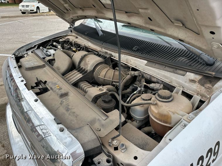 image for item NQ9484 2013 Ford E450  shuttle bus