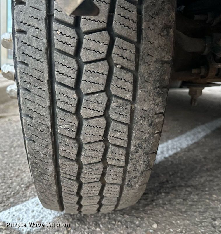 image for item NQ9484 2013 Ford E450  shuttle bus