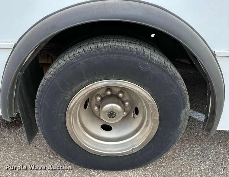 image for item NQ9484 2013 Ford E450  shuttle bus