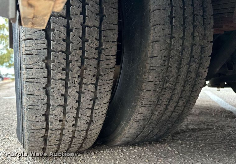 image for item NQ9484 2013 Ford E450  shuttle bus