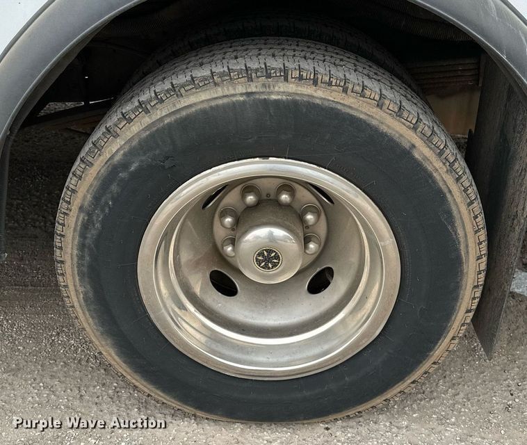 image for item NQ9484 2013 Ford E450  shuttle bus