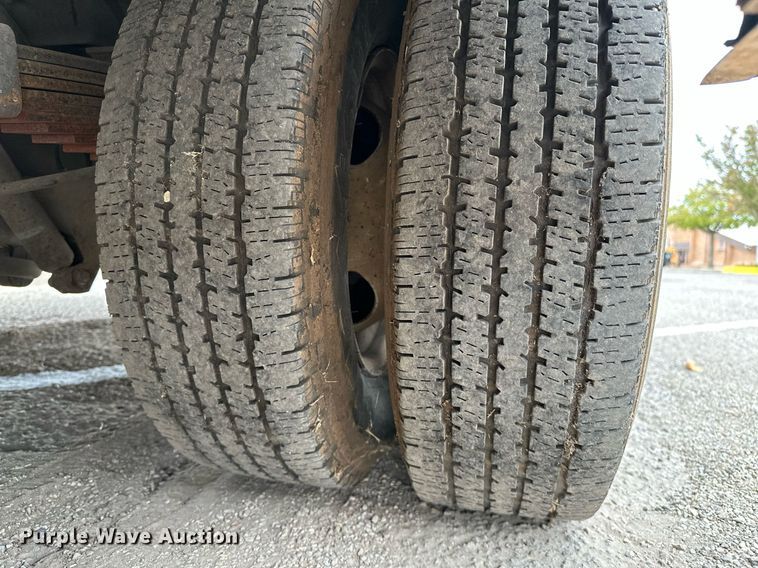 image for item NQ9484 2013 Ford E450  shuttle bus