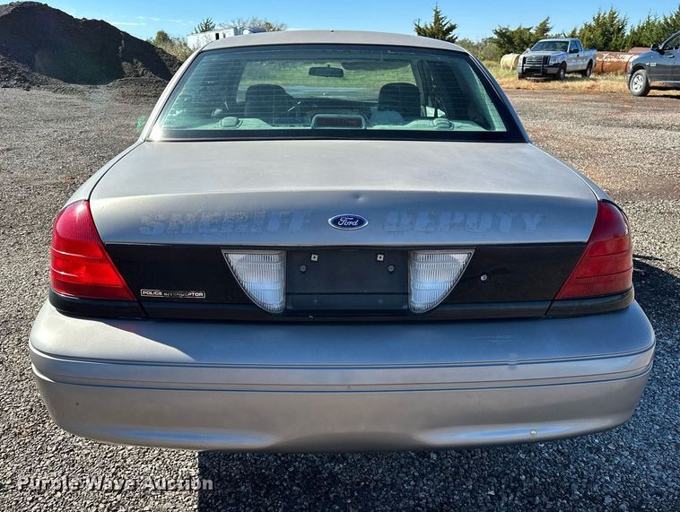 image for item NQ9507 2004 Ford Crown Victoria Police Interceptor